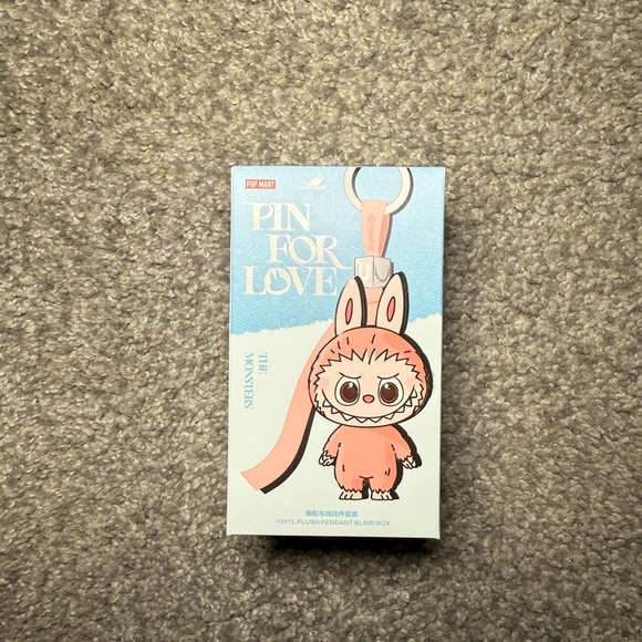Labubu Pin For Love Letter R - Picture 2 of 3